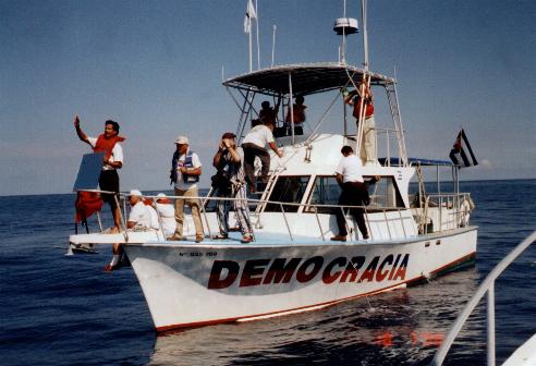 Barco insignia Democracia despidiendose del destierro para partir rumbo a Cuba.